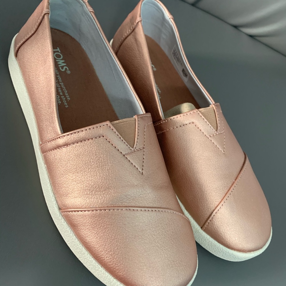 Toms women’s size 6 Rose Gold Vegan Leather NEW